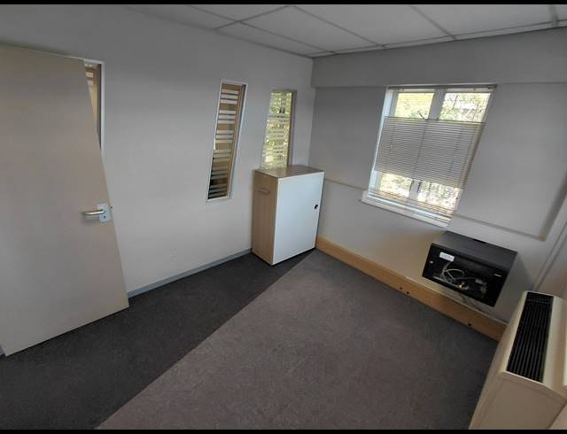 104M² OFFICE TO LET IN FOURWAYS